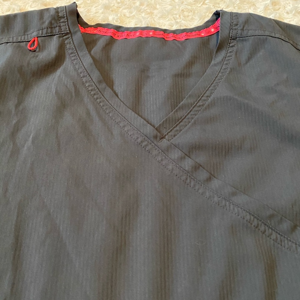 Koi L scrub top